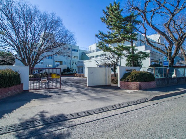 立川市立立川第七中学校(「学力・体力の向上」「特別支援教育の充実」「小中連携の推進」を図り、規律正しく落ち着いた学習環境のもと、生徒が互いに高め合うことのできる教育活動を推進しています。)