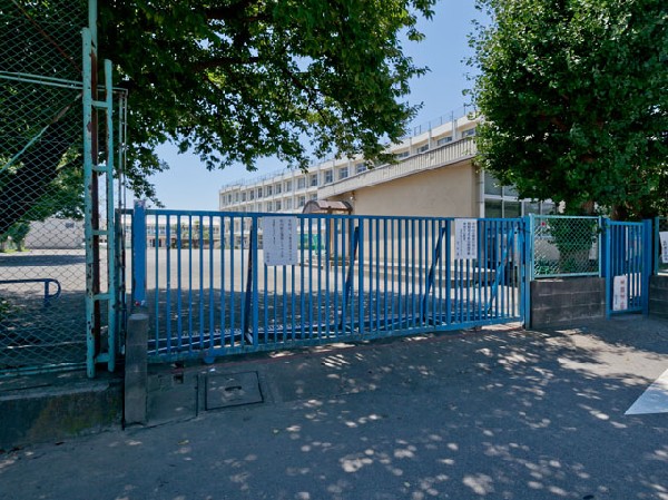 日野市立豊田小学校(心身ともに健康で、自分の課題や目標を見定め、粘り強く努力し続ける子供を育成します。)