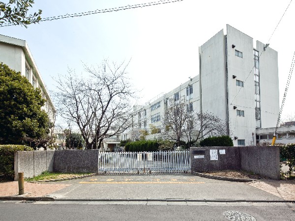 多摩市立多摩中学校(生徒が自他の良さに気づき、自らの成長を自覚することで、生徒にとって通いたくなる学校を目指しています。)