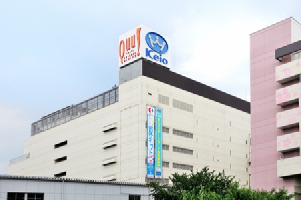 京王百貨店 聖蹟桜ヶ丘店(駅直結の百貨店として営業している。売場はB館の8階まで。隣のA館とは3階から上の連絡通路でつながっている。駅改札のある1階の食品売場のみ、夜20時まで営業している。)