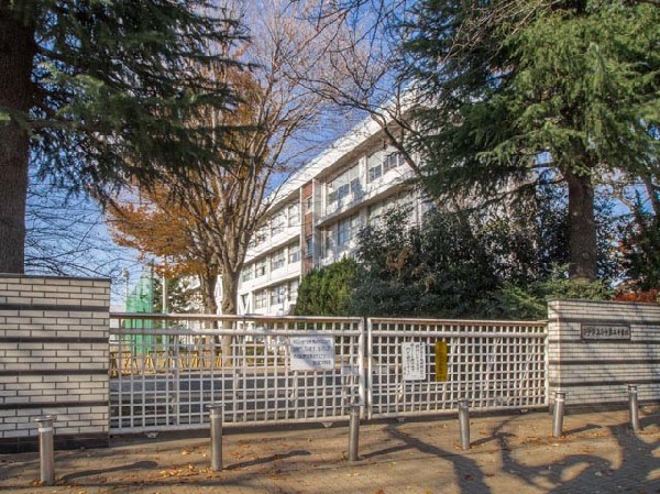 府中市立府中第二中学校(「真心・真剣・真理」を三本の柱に、全校生徒が真剣に学校生活に取り組み、達成感を感じられるよう努めている学校です。)