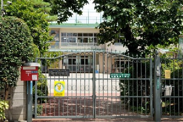 鶏鳴幼稚園(体験・経験を重視するため行事を多く行い、時には地域のOBが手伝いに来るなど、「地域で子どもを育てる」という理念を実現しています。)